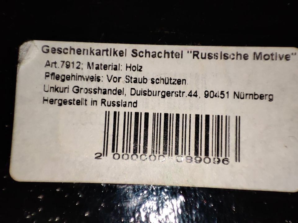 Russische Volkskunst, Lackdose aus Holz, kunstvoll gearbeitet in Wehr