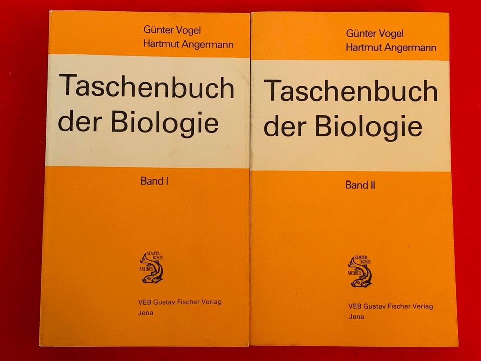 legend. Bände vom „Taschenbuch der Biologie“ (DDR; 1979) in Weimar