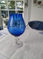 bauchige Vase Glas mit Fuß blau aus Böhmen Kelch Vintage Deko Berlin - Pankow Vorschau