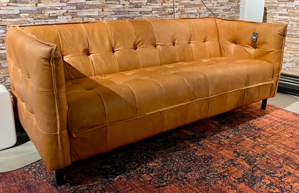 Vintage Kamelleder 3 er Couch Sahara Sofa Echt Leder Chesterfield Cognac braun Wohnzimmer Empfang Wartezimmer Kanzlei NEU in Schwalmtal