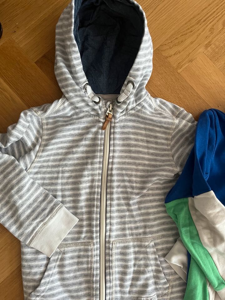 H&M 122/128 Sweatjacke Hoodies Kapuzenpulli Top in Berlin