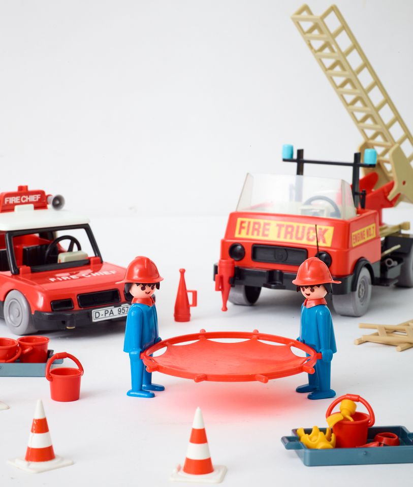 Vintage Playmobil Feuerwehr Leiterwagen FireChief Figuren+Zubehör in Düsseldorf