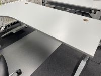 Schreibtisch hellgrau mit Rollcontainer in gutem Zustand!!! Nordrhein-Westfalen - Solingen Vorschau