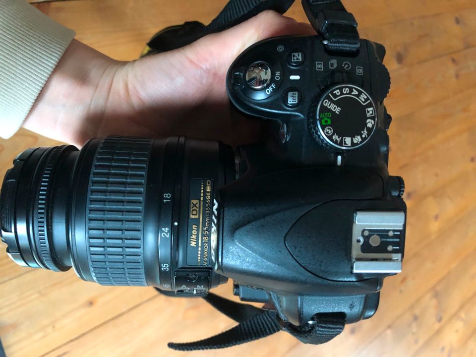 Nikon D3100 Spiegelreflexkamera mit zwei Objektiven in Hamburg