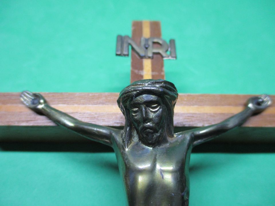 Holzkreuz Kruzifix mit Jesus aus Messing, 50er, Intarsien 25x12cm in Hermeskeil