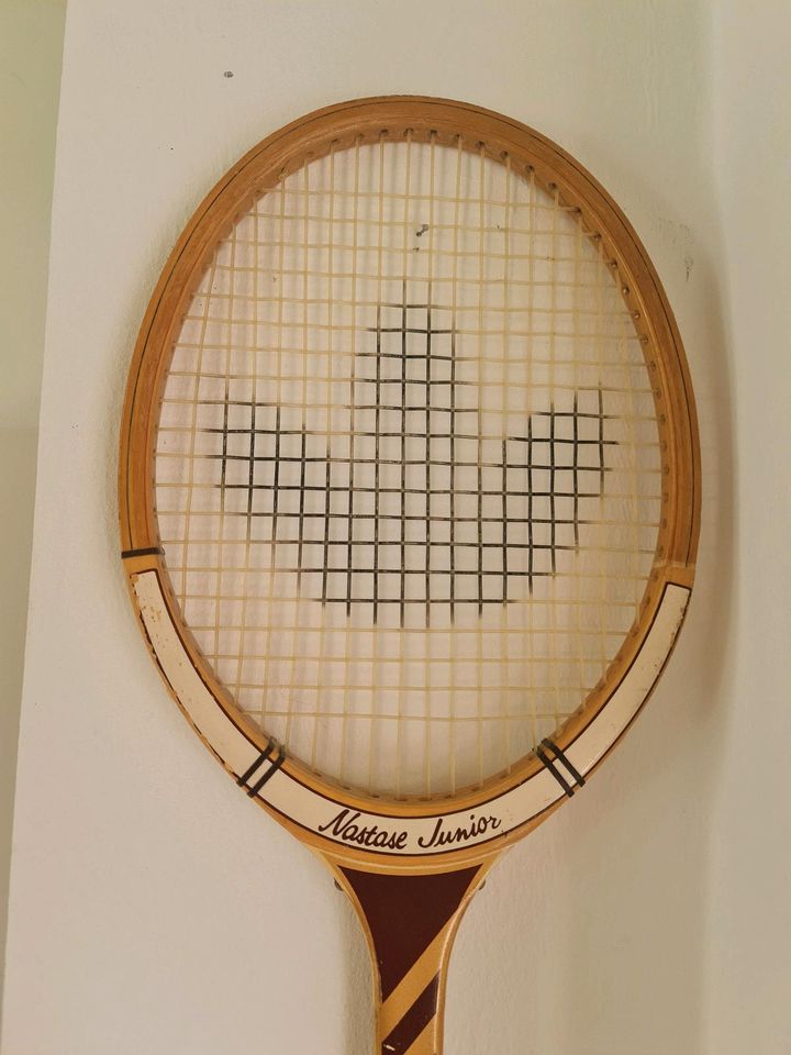 Vintage Tennisschläger aus Holz von Adidas Nastase Junior in Langwedel