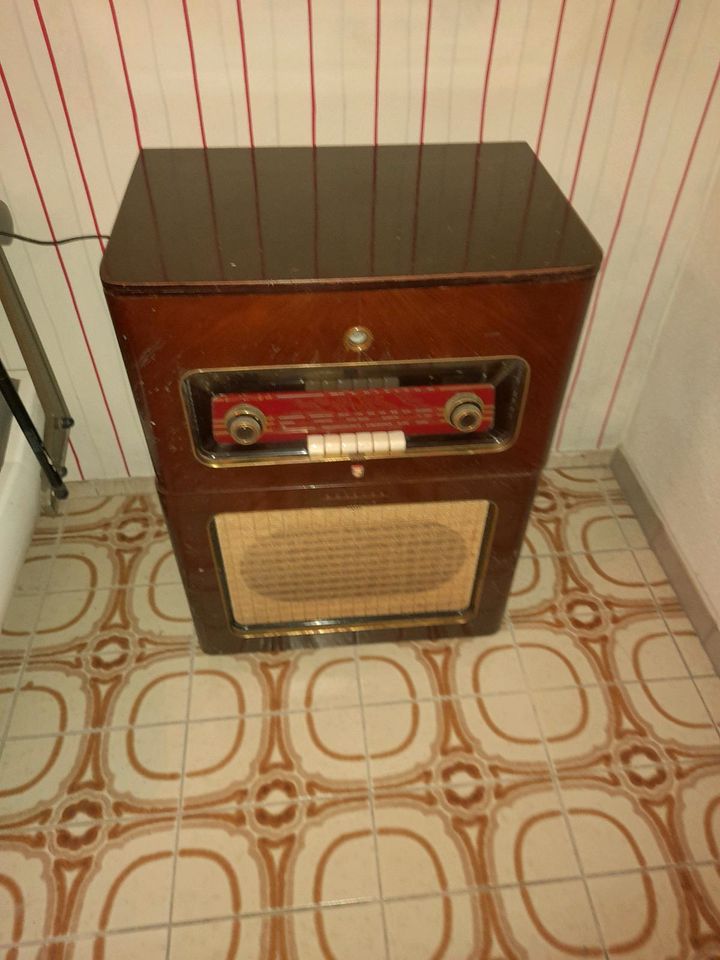 Musikbox mit Radio und Schellack Plattenspieler in Saarlouis