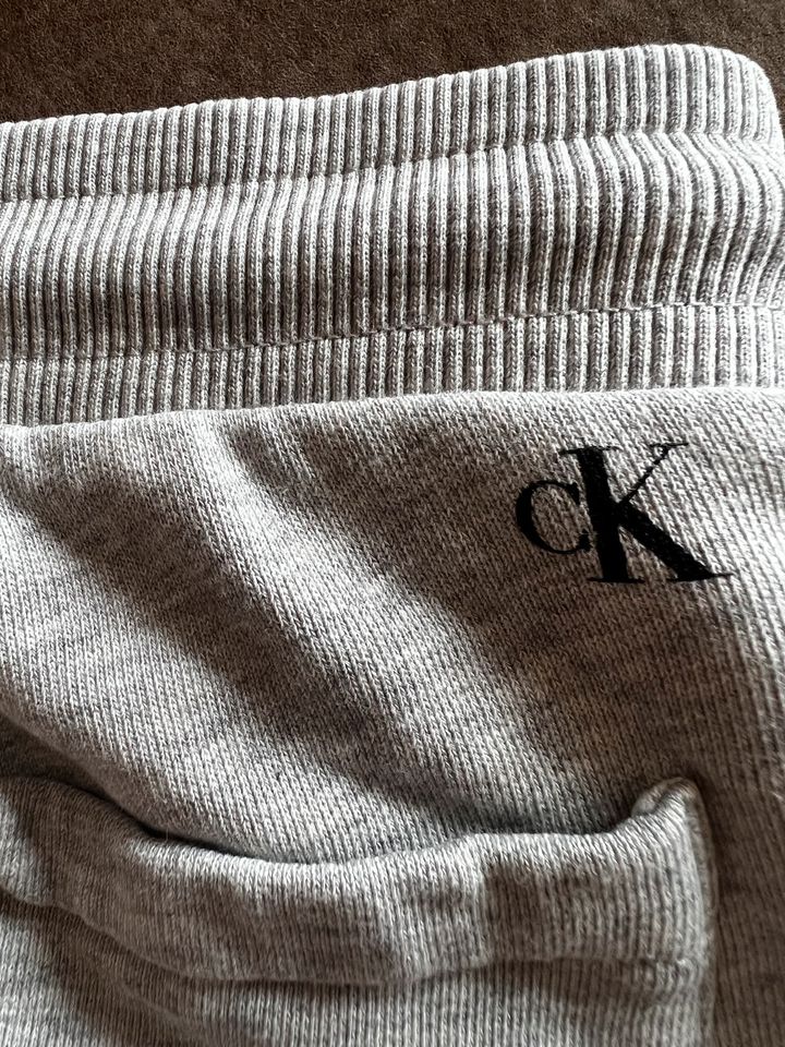 Calvin Klein Shorts Hose Grau Logo 10 140 neuwertig in Osnabrück