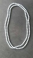 Halskette, Modeschmuck, weiße Perlen aus Acryll, Länge ca. 106cm Nordrhein-Westfalen - Wesseling Vorschau