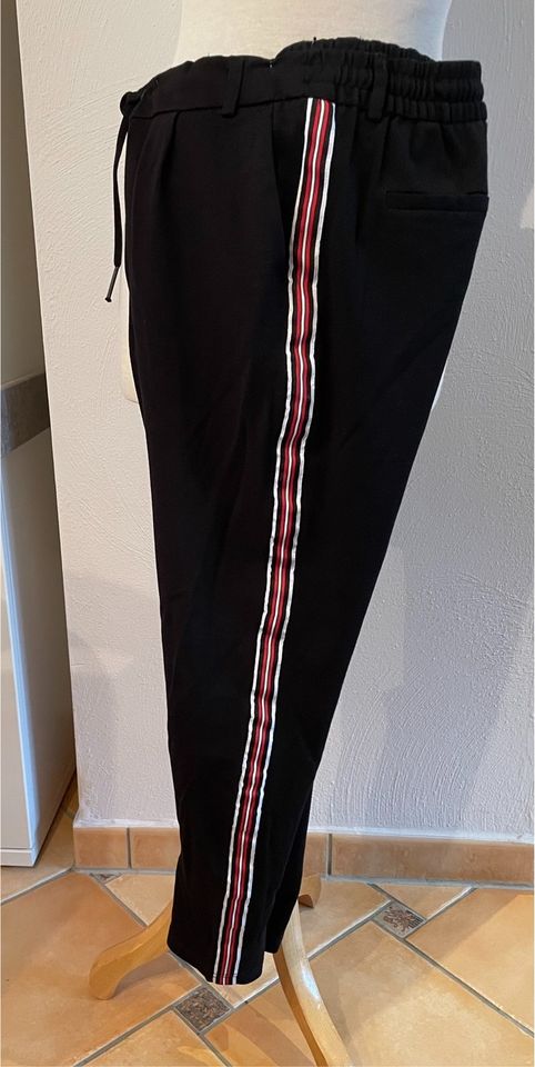 Joggpants mit Gallonstreifen schwarz/weiß/rot in Bilshausen