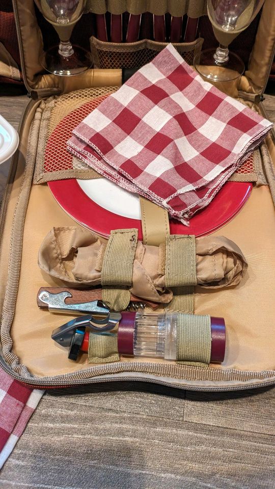 Toller Picknick Rucksack mit viel Zubehör in Köln