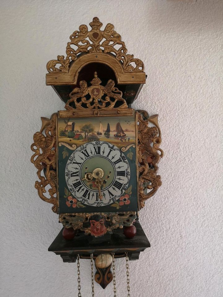 Wanduhr aus Holz, bemalt in Radolfzell am Bodensee