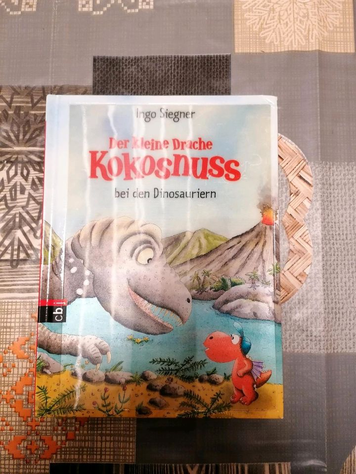 Buch Der kleine Drachen Kokosnuss bei den Dinosauriern in Köln