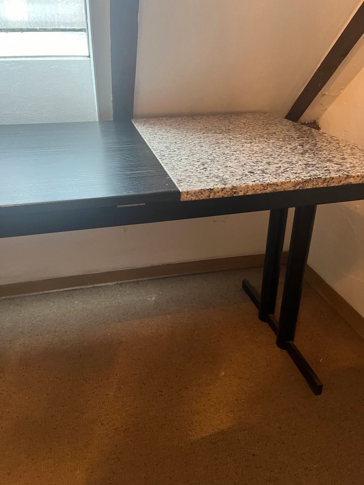 Schreibtisch in schwarz mit Granitplatten beidseitig in Waghäusel