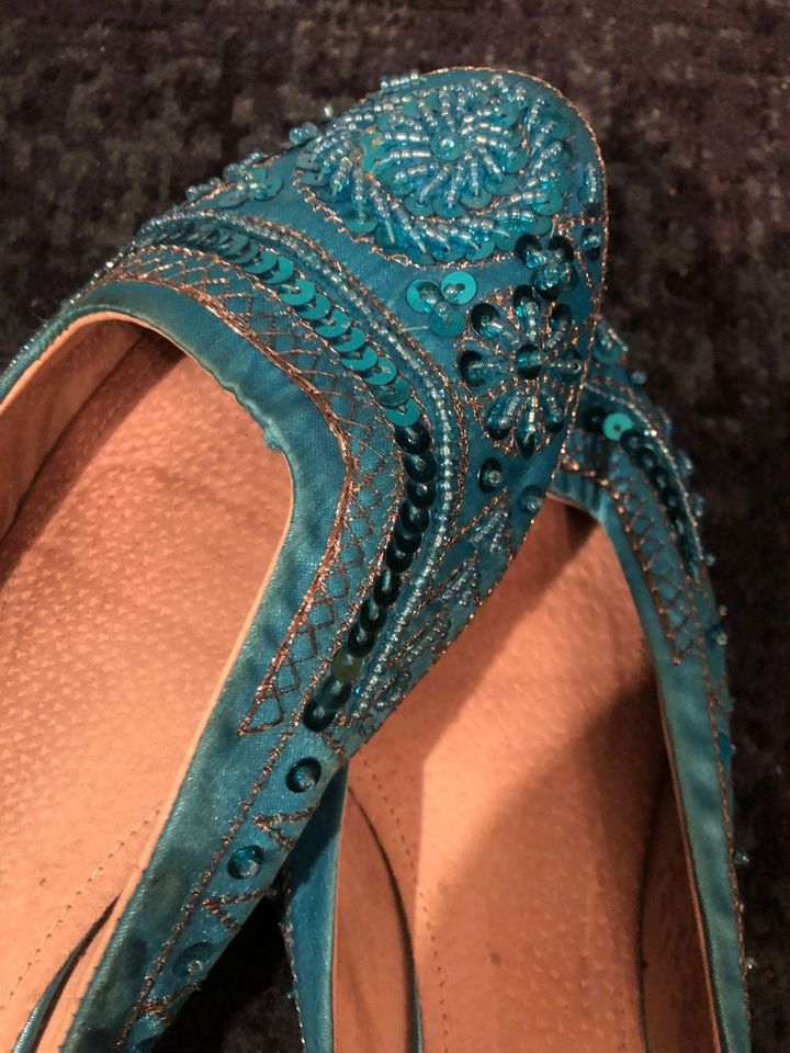Orientalische Loafers mit Pailletten und Perlen in Köln