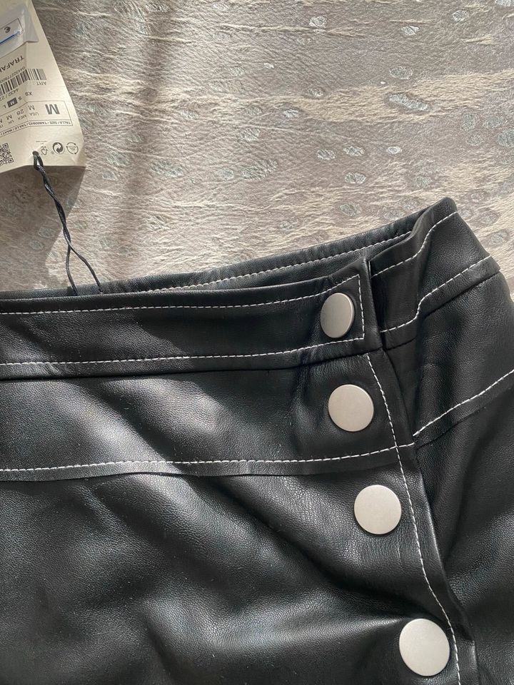 Zara Kunstlederrock mit Knöpfen schwarz neu mit Etikett M in Solingen