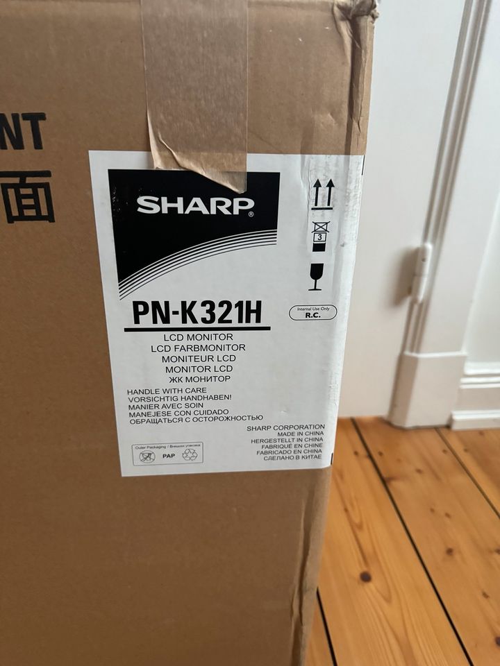 Sharp PN-K 321 H professional 4 k monitor in Hamburg