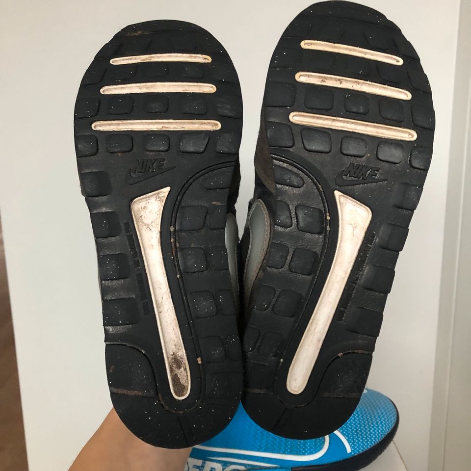 NIKE Gr. 32 ✅ Klett-Turnschuhe in Hamburg