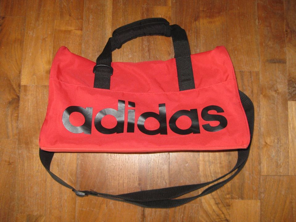 Adidas Sporttasche in rot zum Umhängen 35x16x20cm in Tuttlingen