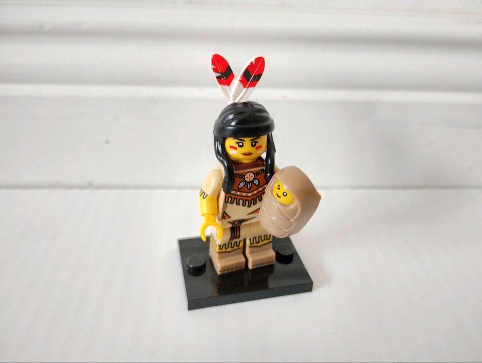 Lego Minifigur Serie 15 Nr. 5 Squaw mit Baby / Indianerin in Ahrensburg