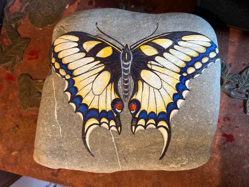 Bemalter Stein mit Schmetterling in München
