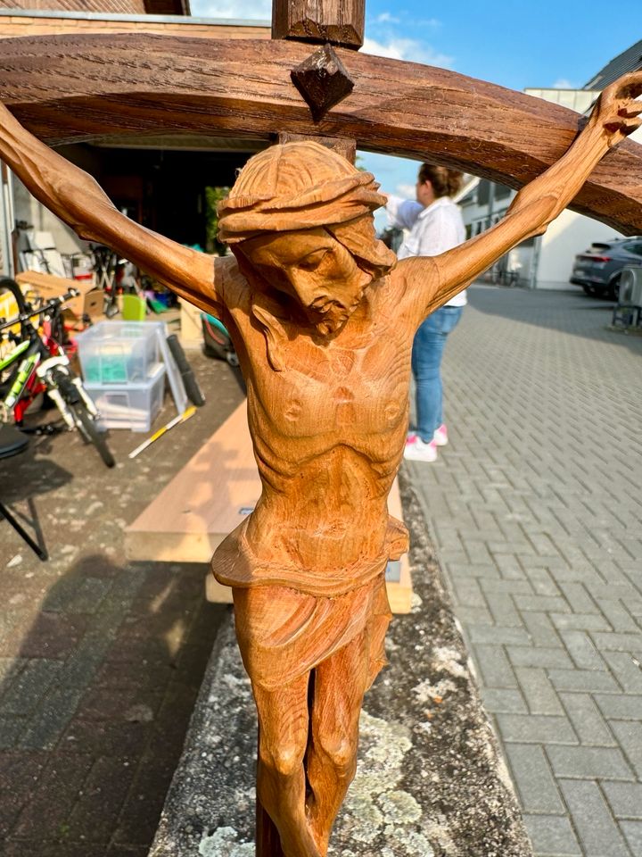 Jesus am Kreuz Stehfigur in Köln