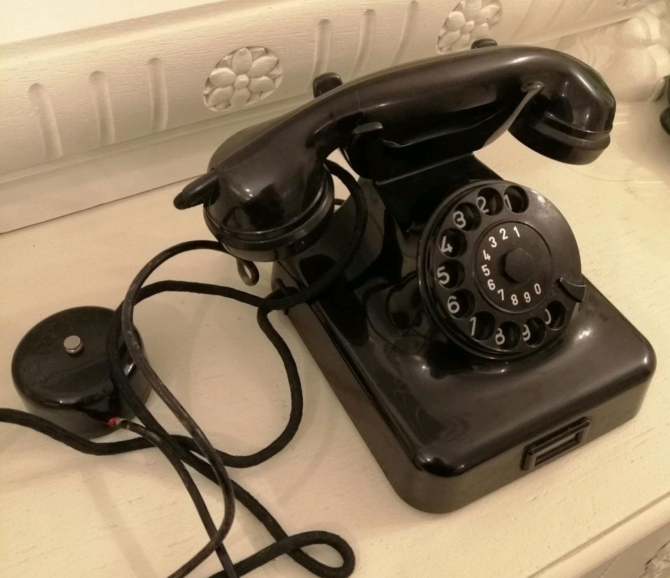 Schönes altes Post Telefon mit Wählscheibe schwarz in Hungen