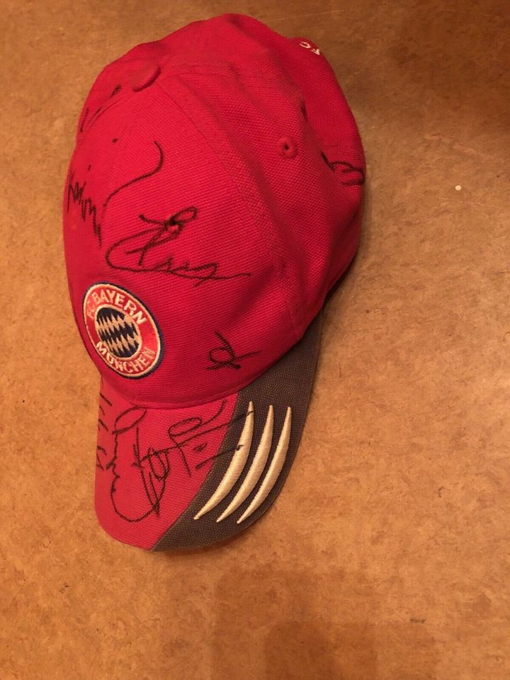 Signierte Fc Bayern Mütze cappy mit Autogrammen Unterschriften in Sonnefeld