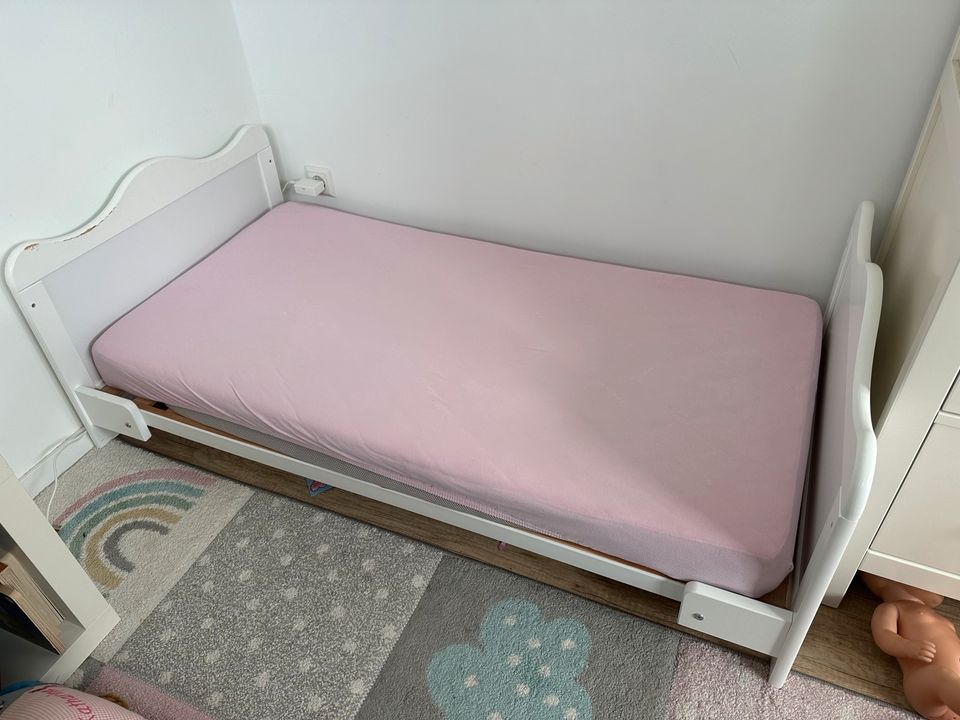 Gitterbett Babybett Kinderbettt mit einer Matratze Bett in Chemnitz