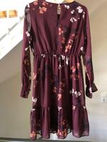 NEU !! Vero Moda Chiffon Kleid geblümt S (NP 40€) Nordrhein-Westfalen - Bedburg Vorschau