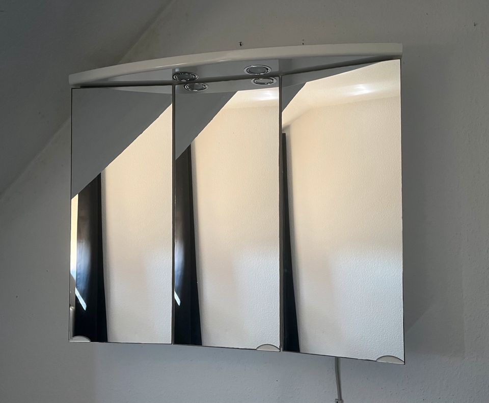 Geräumiger Spiegelschrank mit Beleuchtung in Bremen