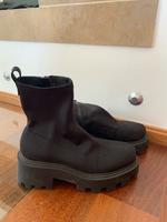 Zara Stiefel Schwarz mit dicker Sohle Größe 40 Dresden - Dresden-Plauen Vorschau