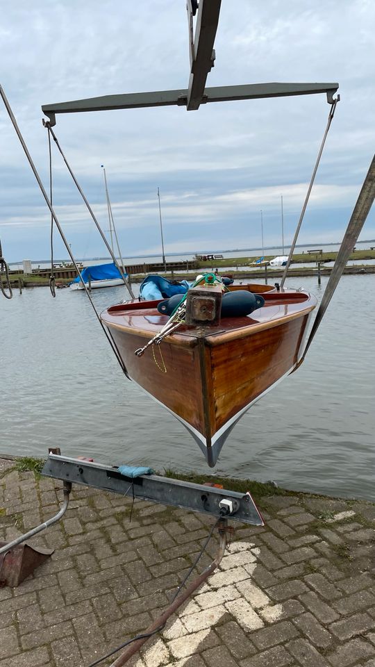 Elegantes Mahagoni-Holzsegelboot, Jolle, Pirat in Stemshorn