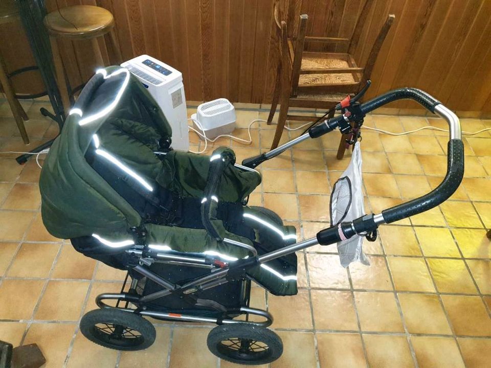 Emmaljunga Kinderwagen mit viel Zubehör in Kinderhaus