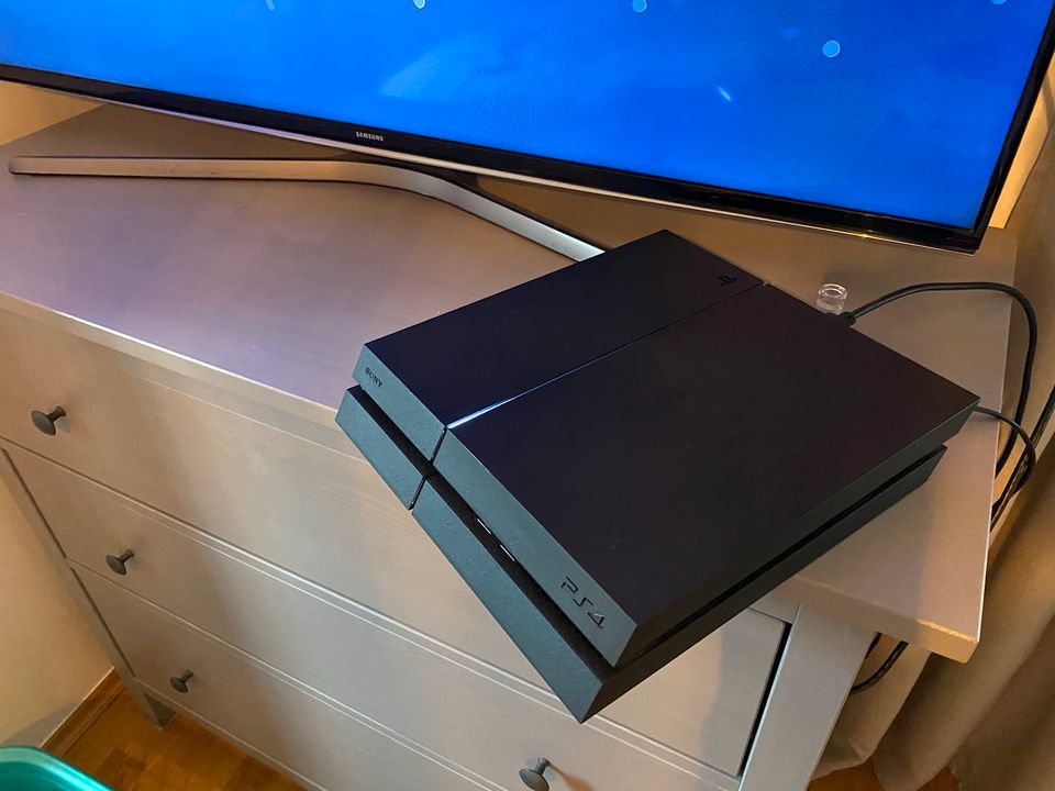 PlayStation 4 + 1 Controller | 500GB Speicher in Leipzig
