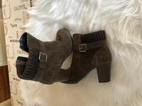 Braune Wildleder Boots Stiefeletten mit Absatz Riemenschuhe Gr.39 Niedersachsen - Peine Vorschau