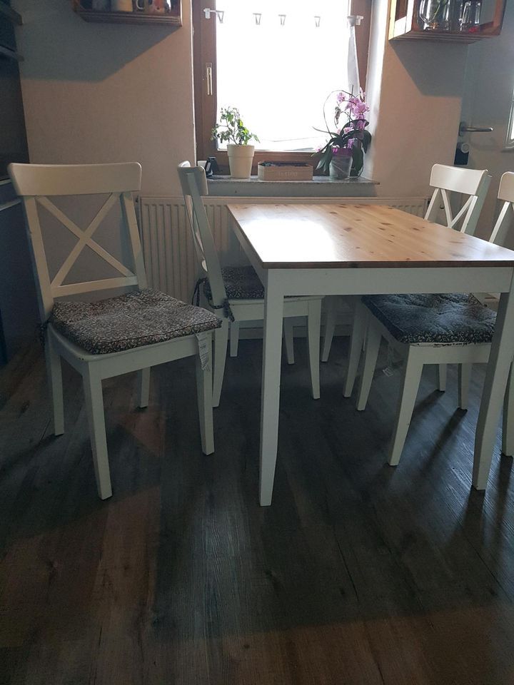 Esstisch mit Stühlen in Bleialf 
