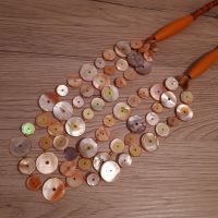 Halskette Perlmutt-Plättchen 3-reihig mit Holz orange ca. 40 cm Nürnberg (Mittelfr) - Schweinau Vorschau