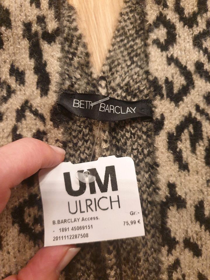 Betty Barclay Mütze Leo Cardigan Poncho Stola  XXL überwurf in Berlin