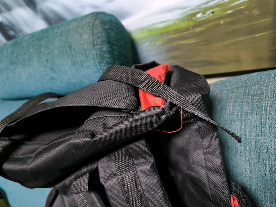 Rucksack, neuwertig, gross in rot und schwarz in Augsburg