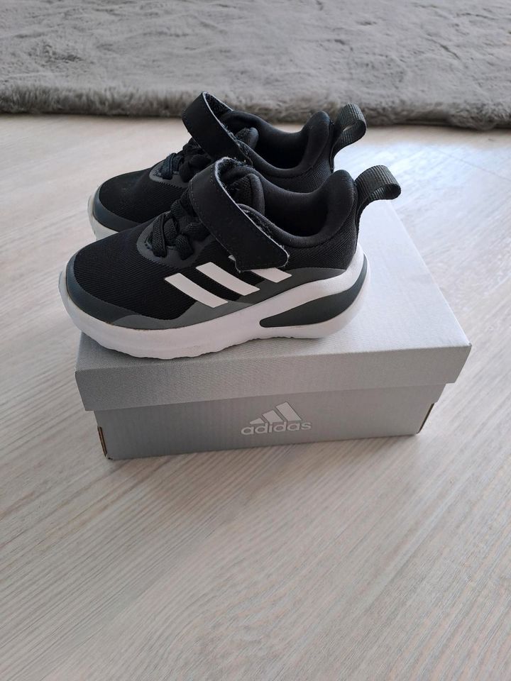 Adidas Sneaker Schuhe Größe 20 schwarz wie neu in Dorsten