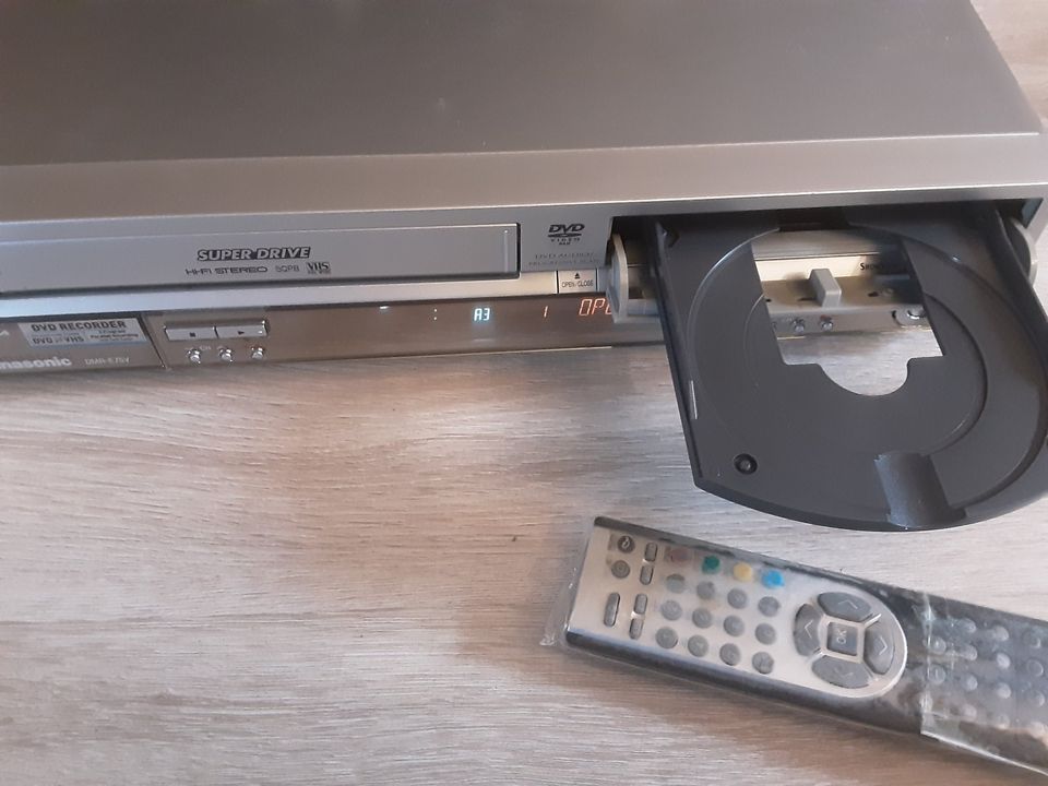 Panasonic DMR-E75V DVD VHS Kombi Recorder in Silber in Lamspringe