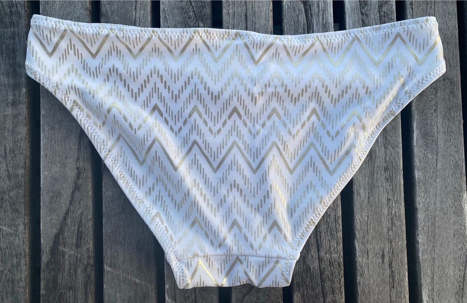 Hübscher weiß-goldener Bikini von H & M, Größe: 134/140 in Allersberg