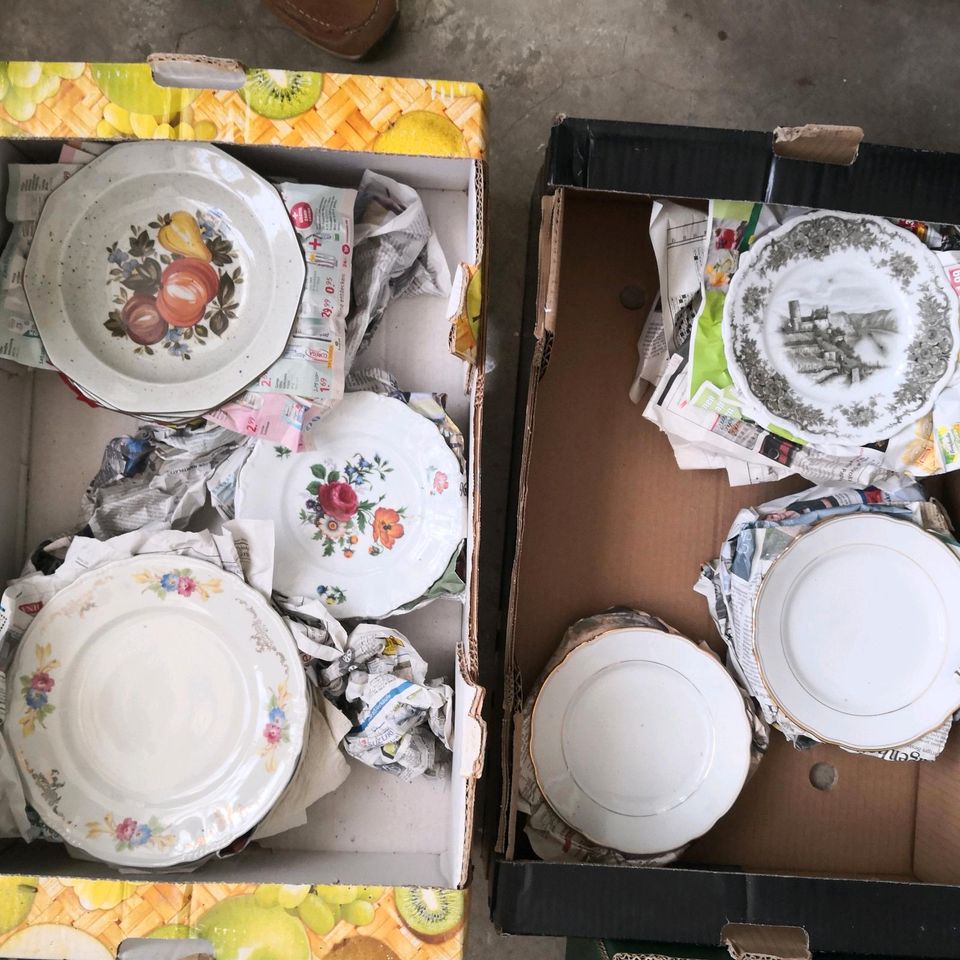 Mind. 20 Kisten Keramik, Porcellan, Geschirr Flohmarkt saison in Dassel