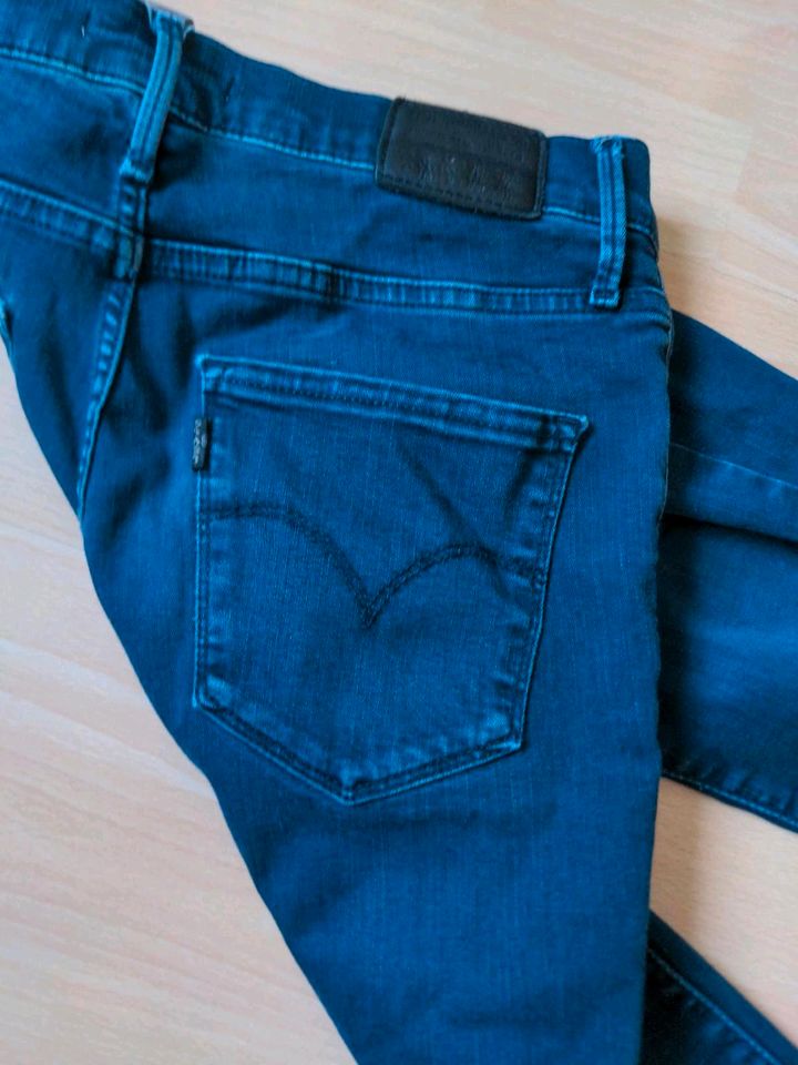 Levis Jeans 720 super skinny Blaumarine 27X30 top Zustand in Völklingen