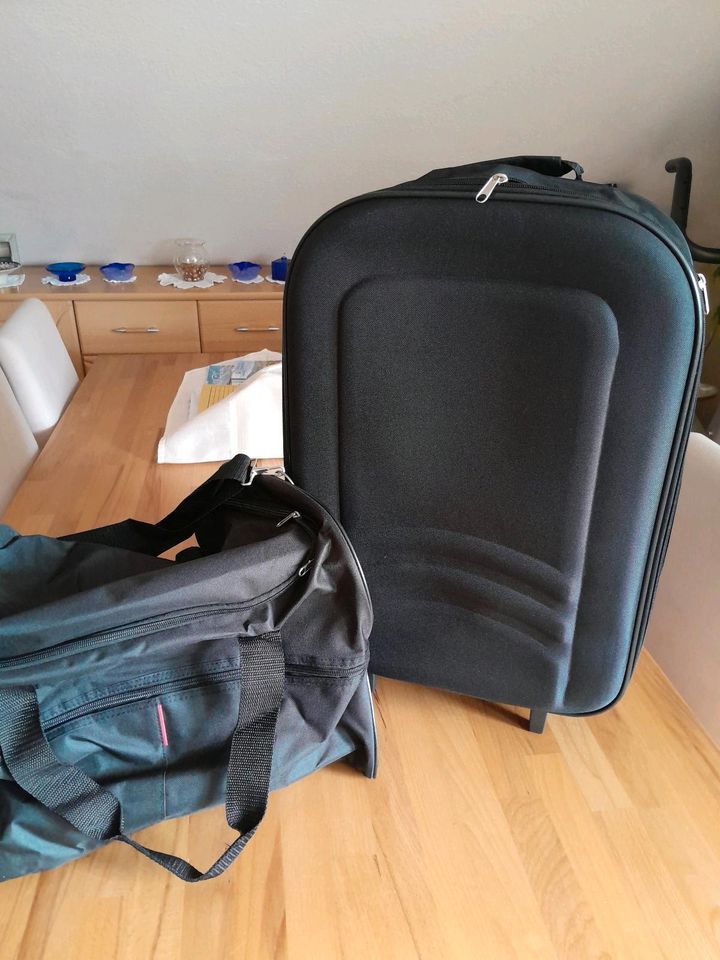 Koffer mit Reisetasche in Gleichen