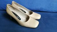 Pumps Peter Kaiser 37,5 beige Leder High Heels Nordrhein-Westfalen - Ratingen Vorschau