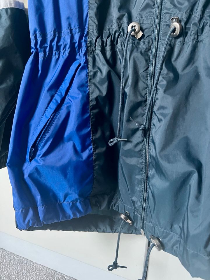 Adidas Vintage Regenjacke Gr. M 40 / 42 blau weiß grün in Bonn