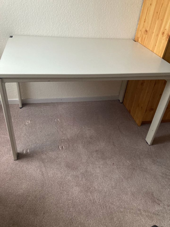 stabiler, weißer Schreibtisch , Füße und Rahmen aus Metall in Hüllhorst