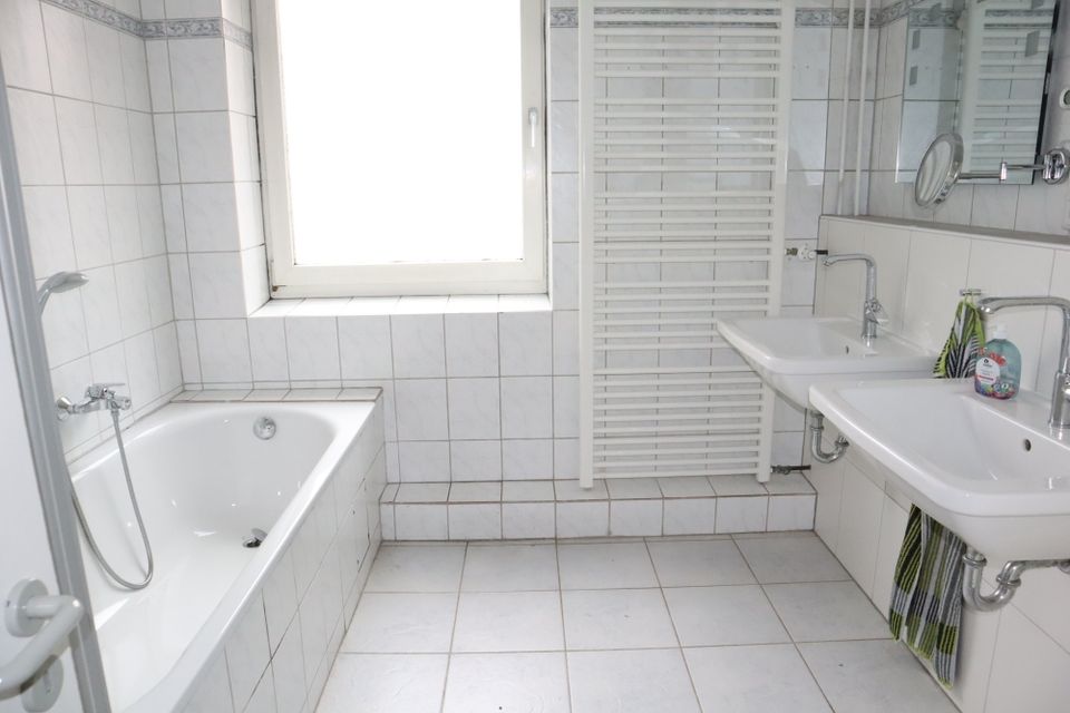 A-563, LUFTKURORT NIEBÜLL, SEHR GERÄUMIGE - 6 - ZIMMER MAISONETTE - WOHNUNG MIT RIESIGER TERRASSE in Niebüll